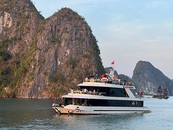 3–5 STAR LAN HA BAY DAY CRUISE TOUR